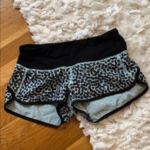Lululemon Speed it Up 2.5’ Short size 6